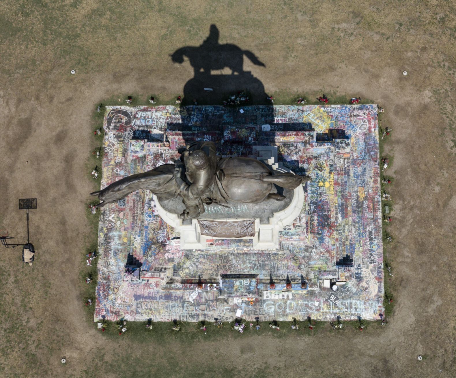 Aerial photo of Robert E. Lee statue on Monument Avenue